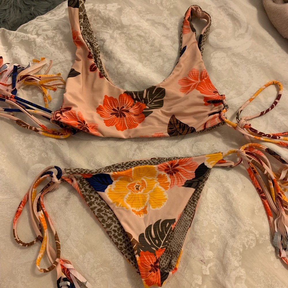 Acacia set in retro paradise